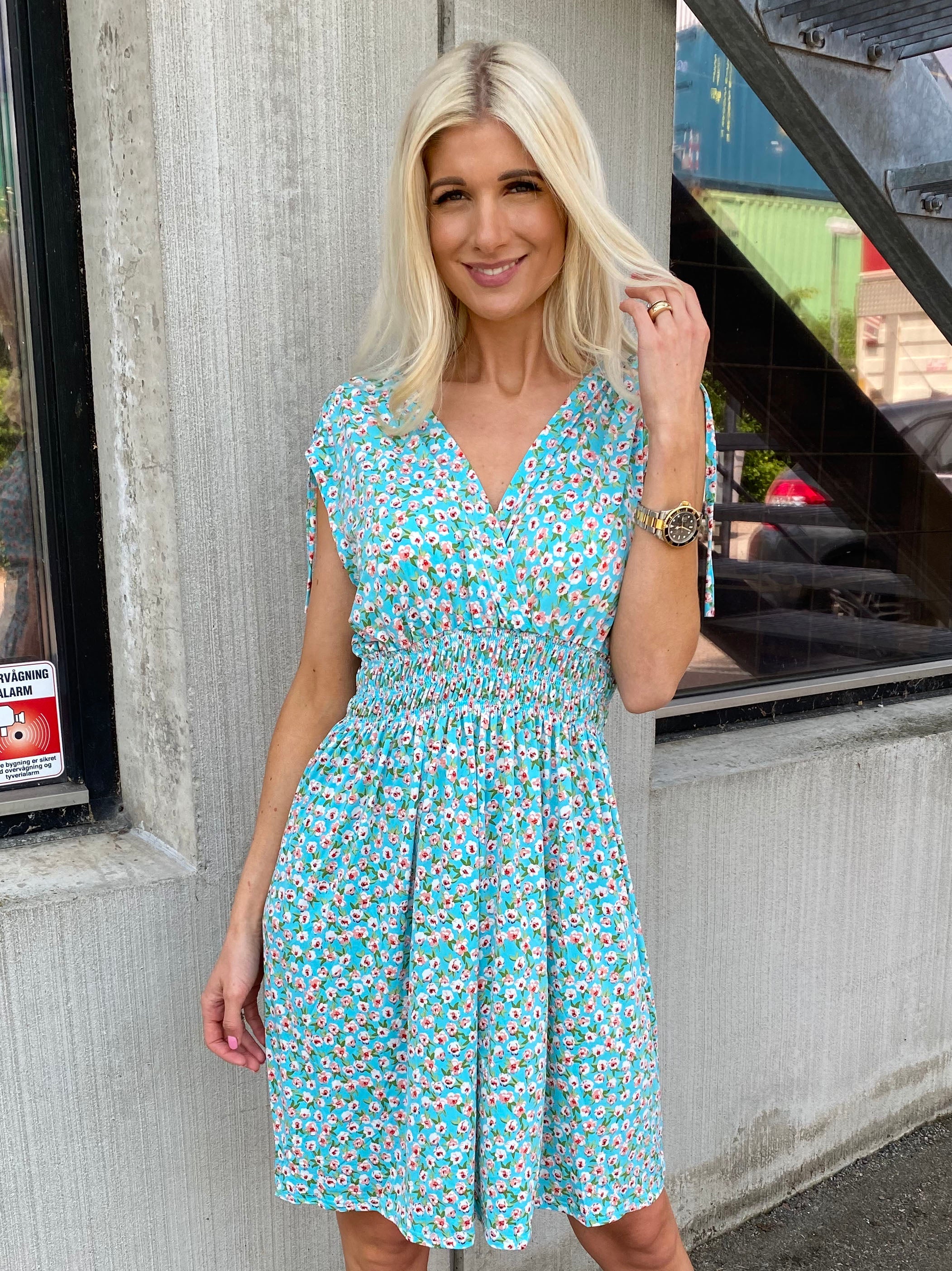 Pams Short - Kort elastisk kjole i krølfrit stof